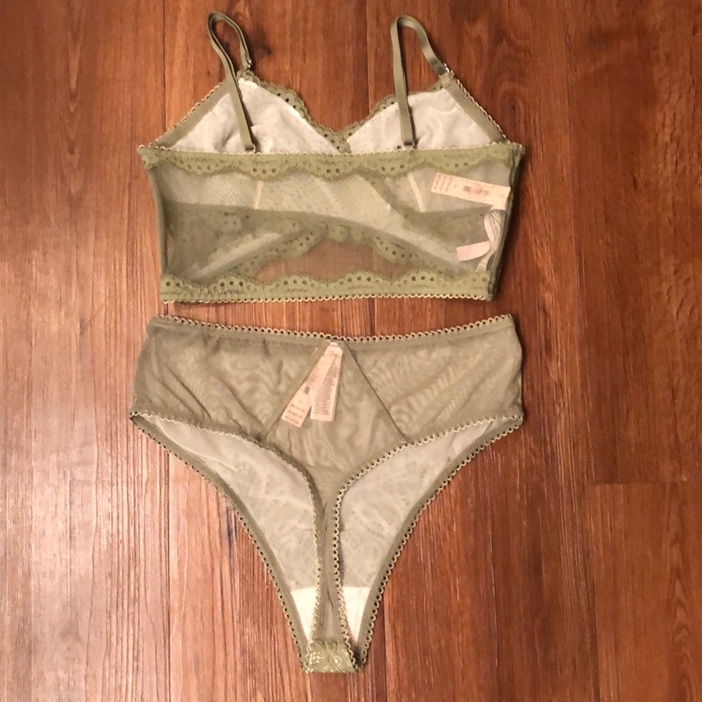 Victoria’s Secret bralette & thong set size Small - Picture 3 of 3